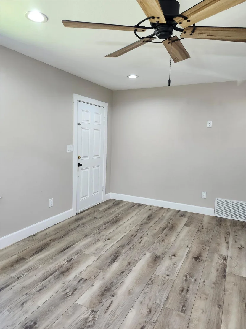 Photo of 209 W Victory Ave
