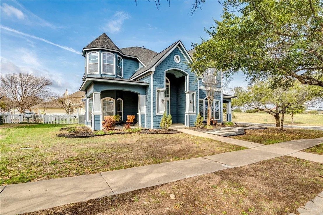 Photo of 1077 Fairway