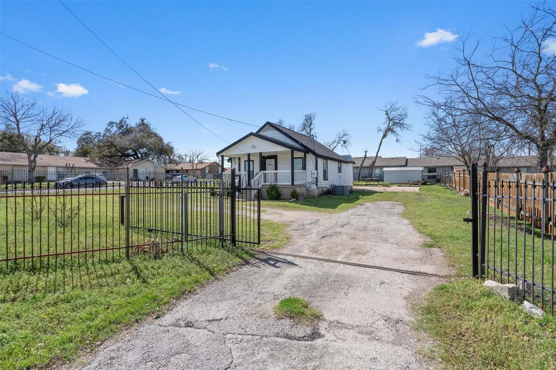 Photo of 401 Eberhart LN