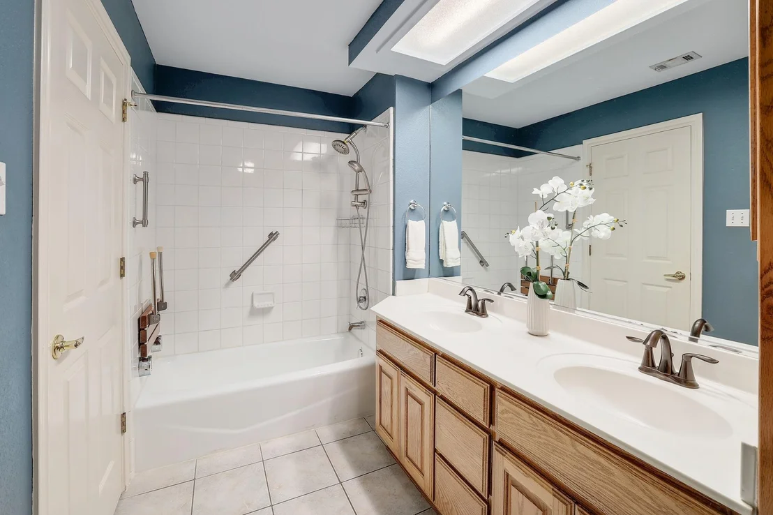 Photo of 101 Lakeview LN