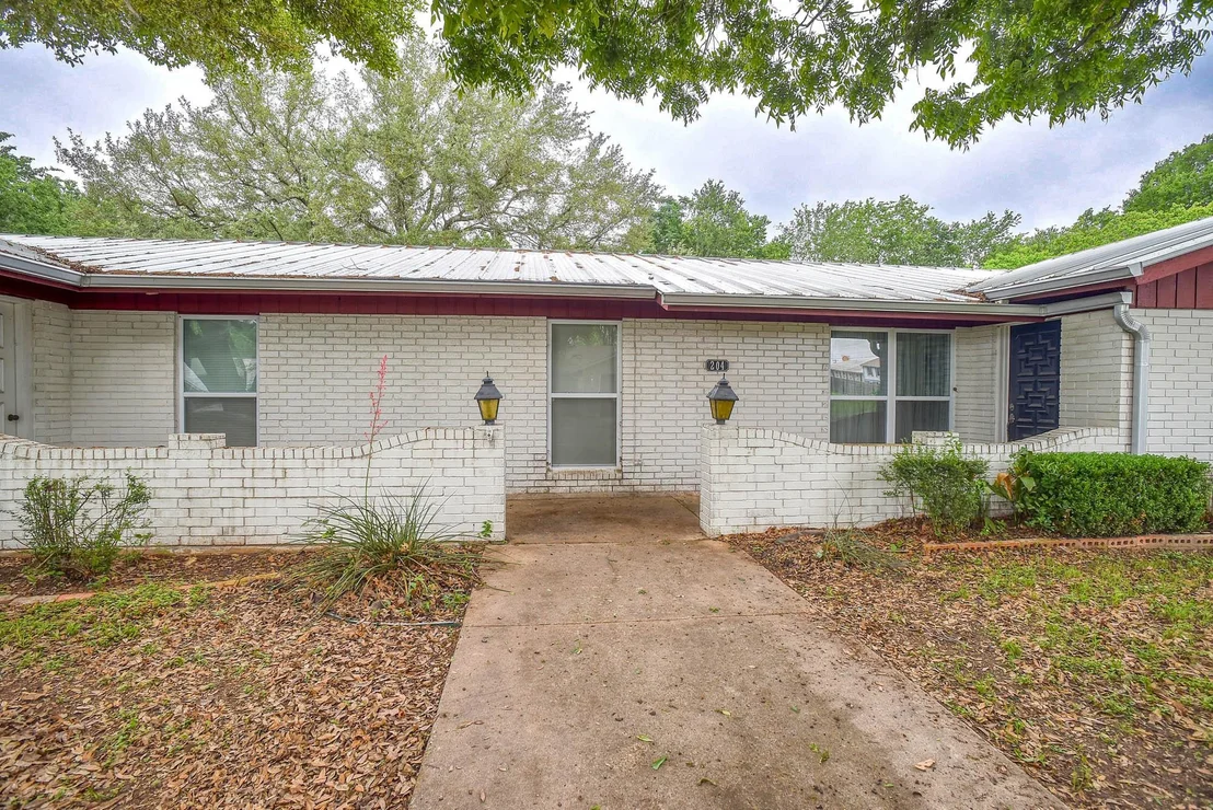 Photo of 204 Maynard ST