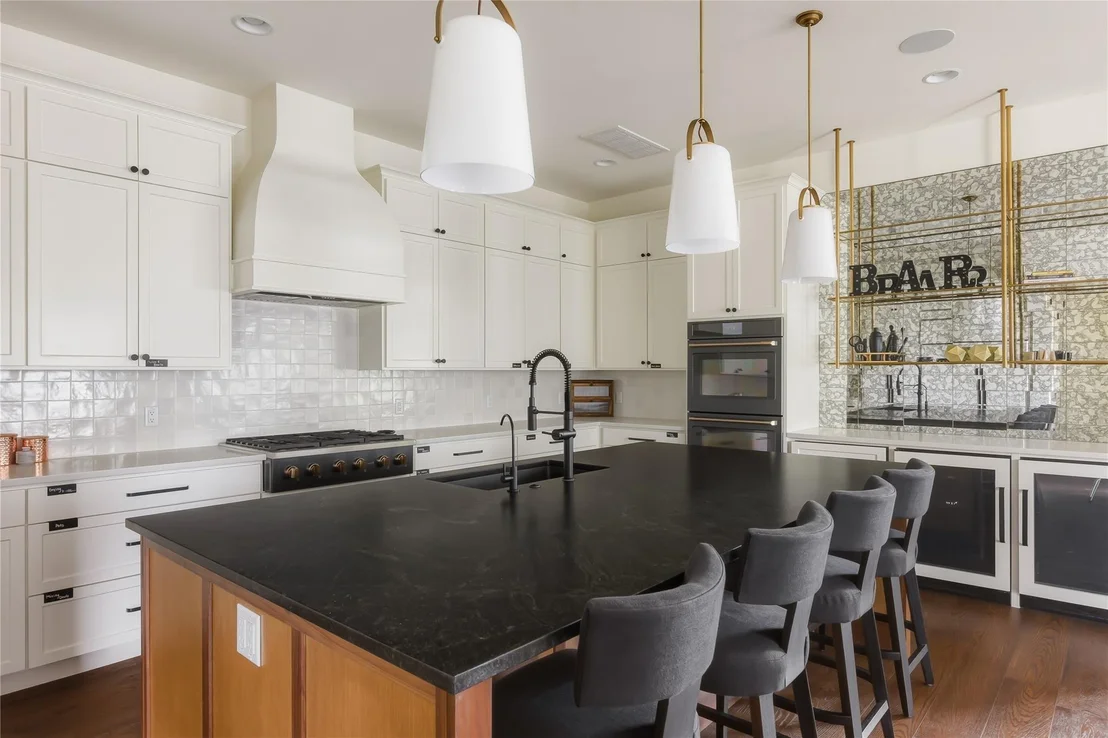 Photo of 705 W 10th ST