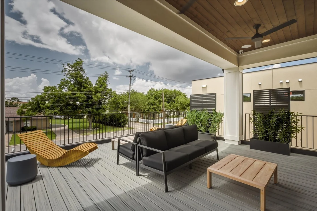 Photo of 705 W 10th ST