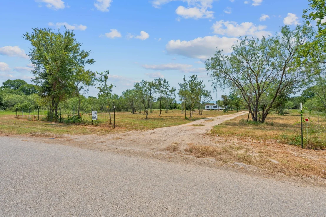 Photo of 1375 Plant RD