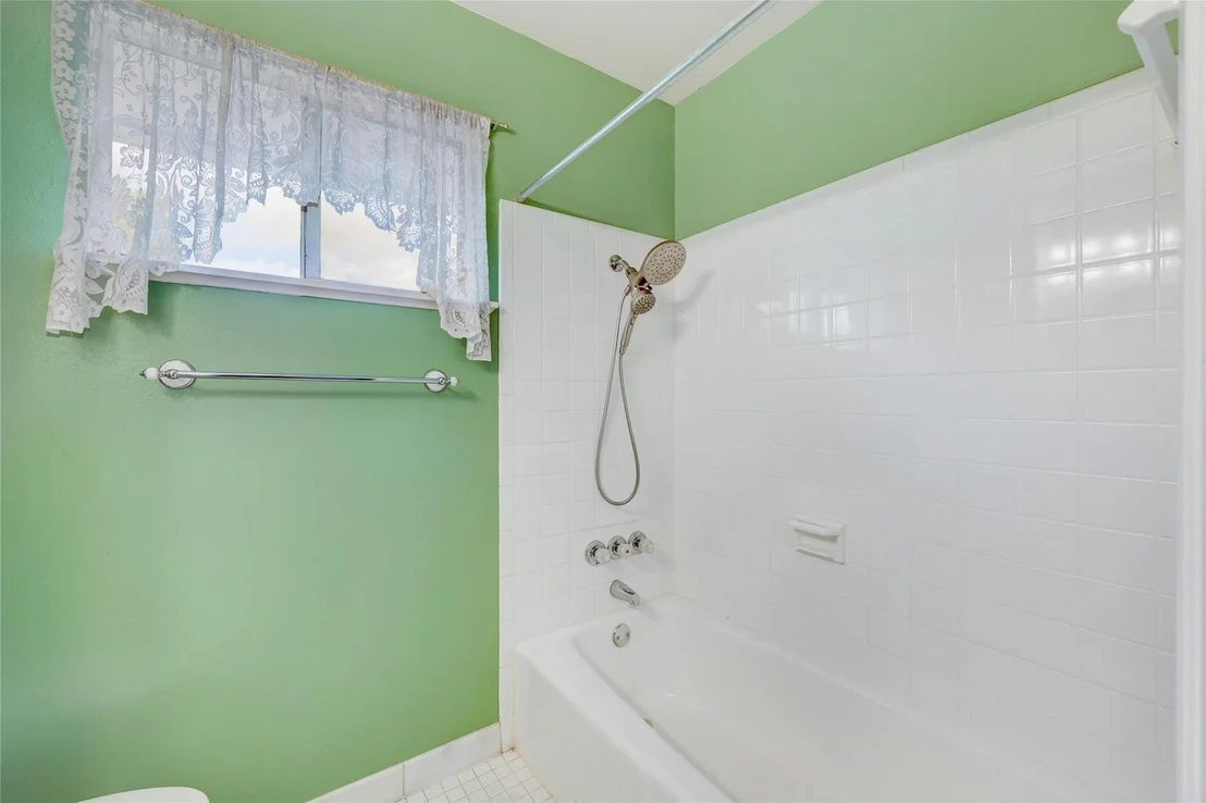 Photo of 900 River Oaks DR
