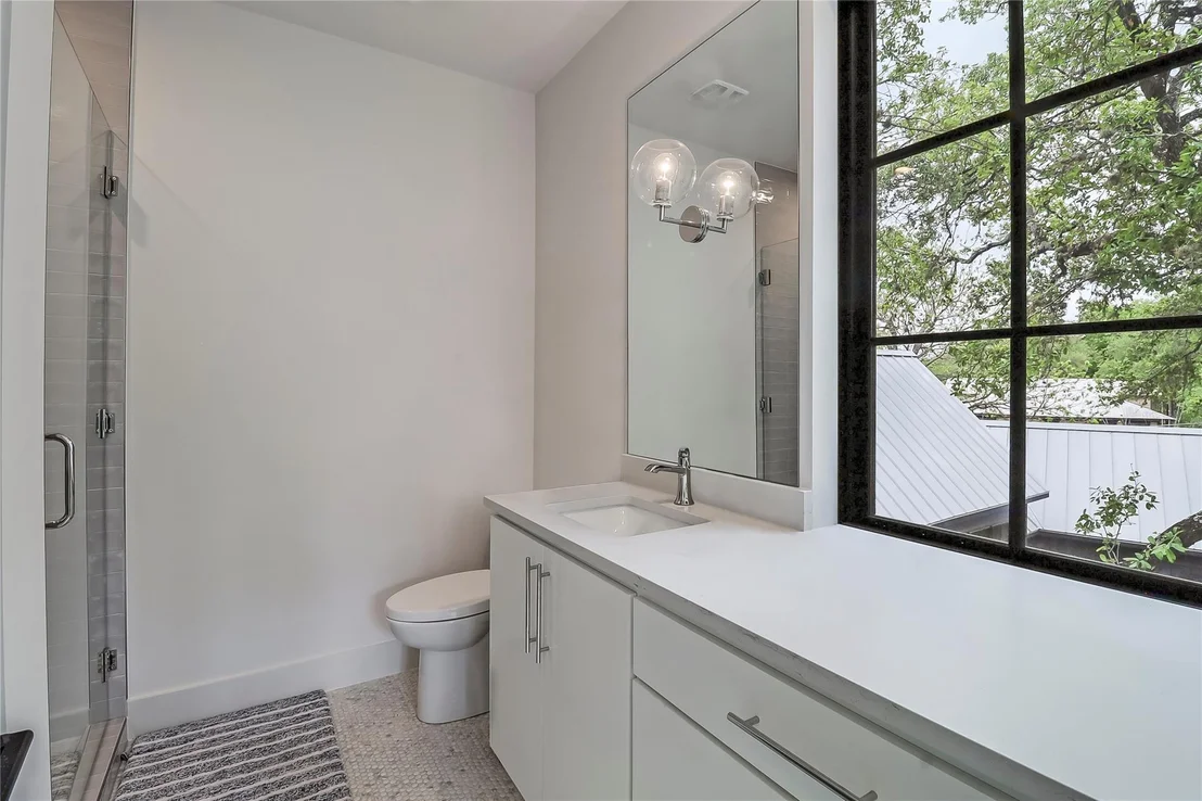 Photo of 1402 Drake Ave