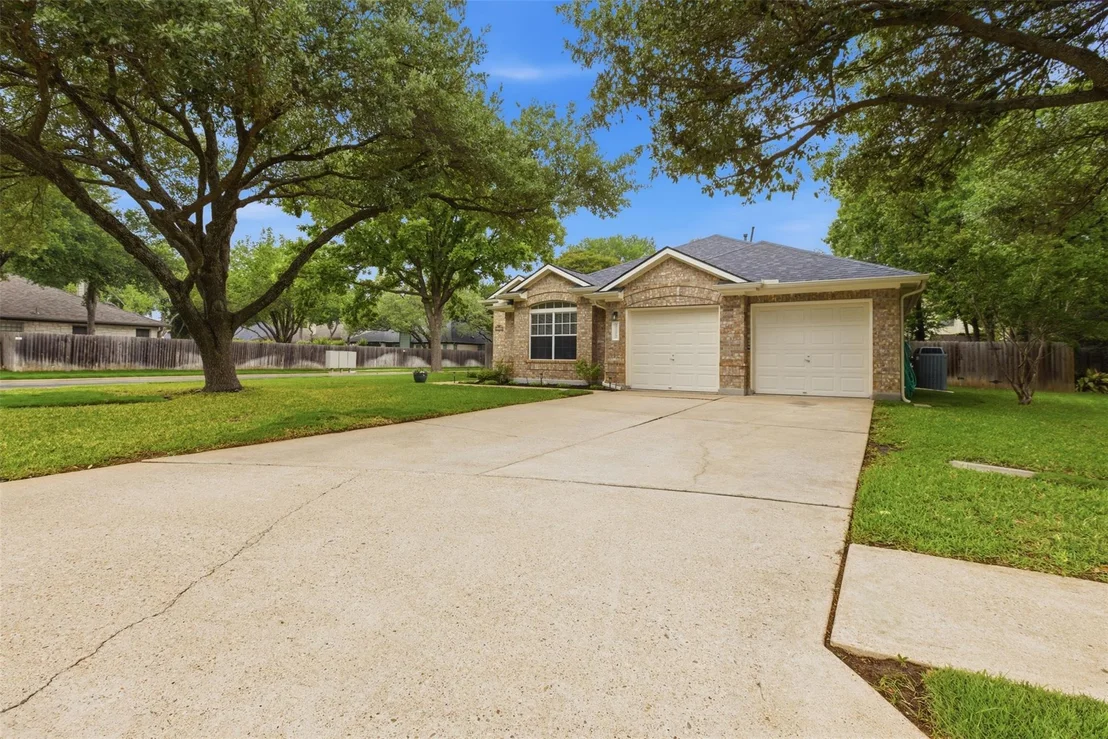 Photo of 2100 Red Oak CIR