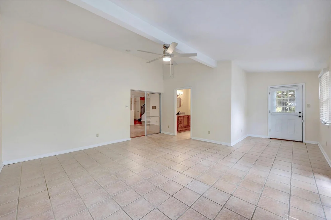 Photo of 900 River Oaks DR