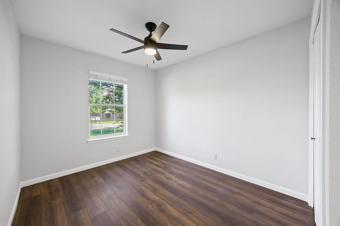 Photo of 904 Honeysuckle DR