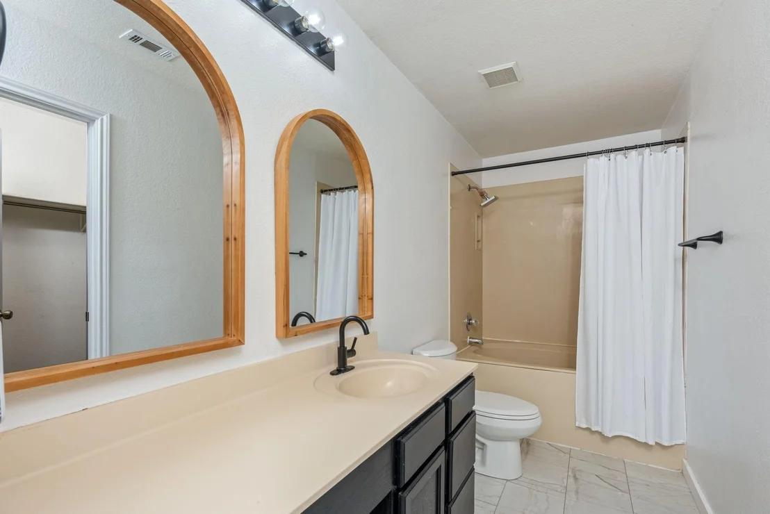 Photo of 1025 Canterbury TRL