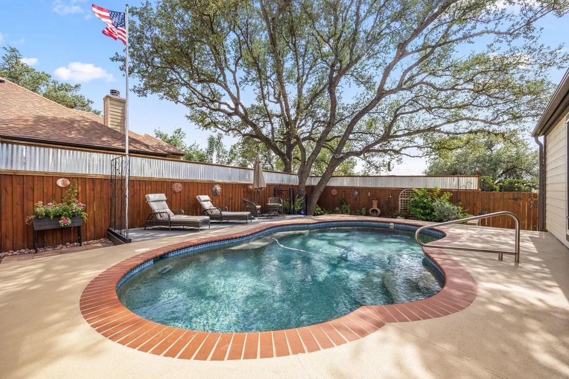 Photo of 301 Riverview DR