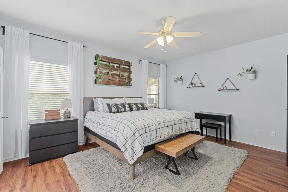 Photo of 659 Cullen BLVD