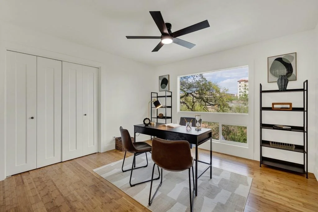 Photo of 810 N Loop ST