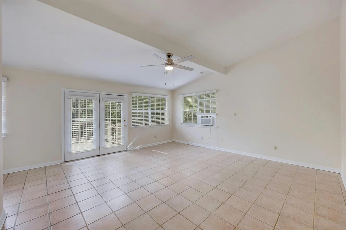 Photo of 900 River Oaks DR