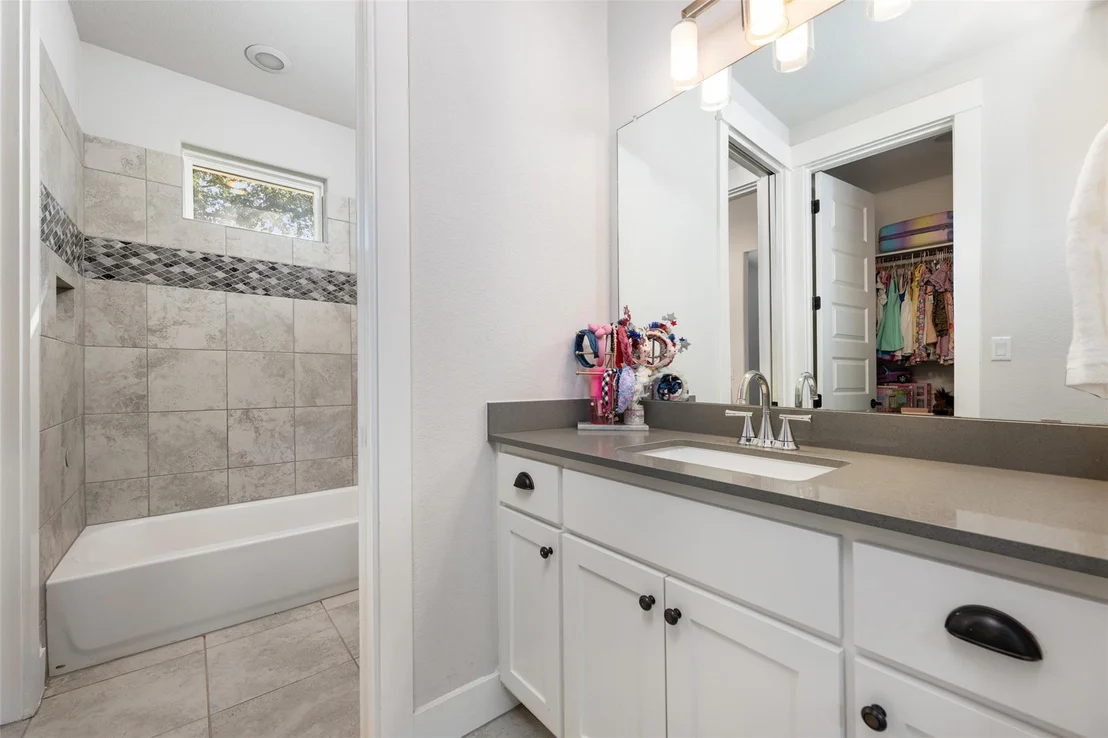 Photo of 220 Highland Oaks