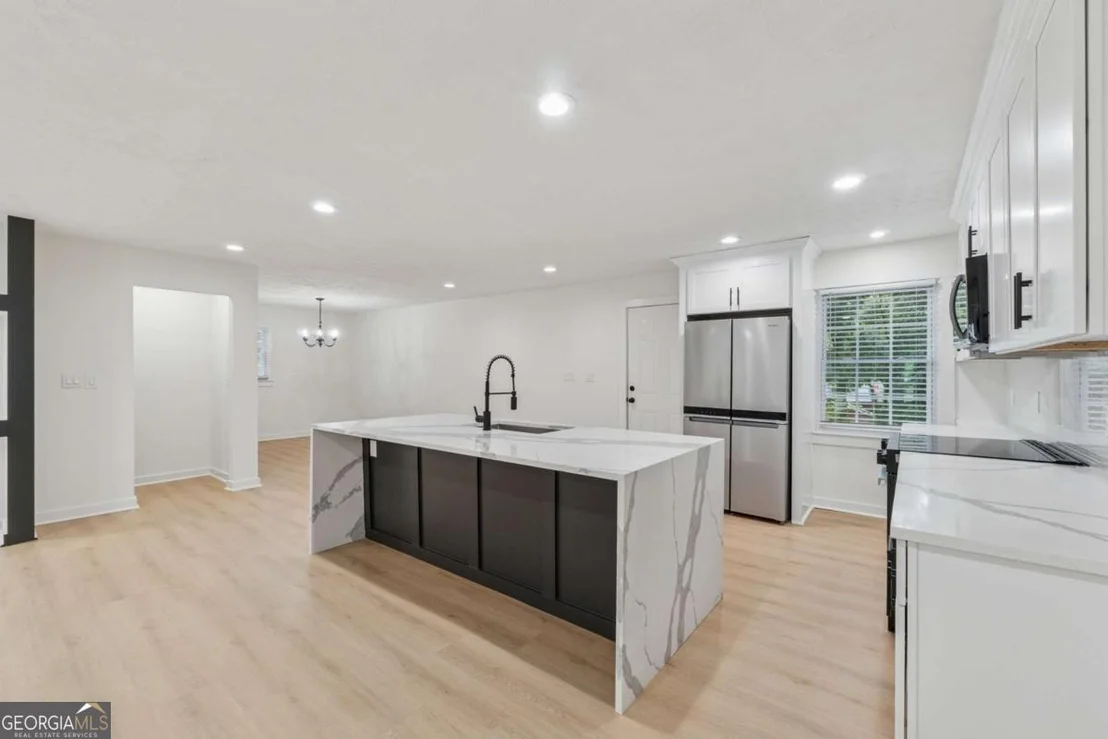 Photo of 676 Bralorne Drive