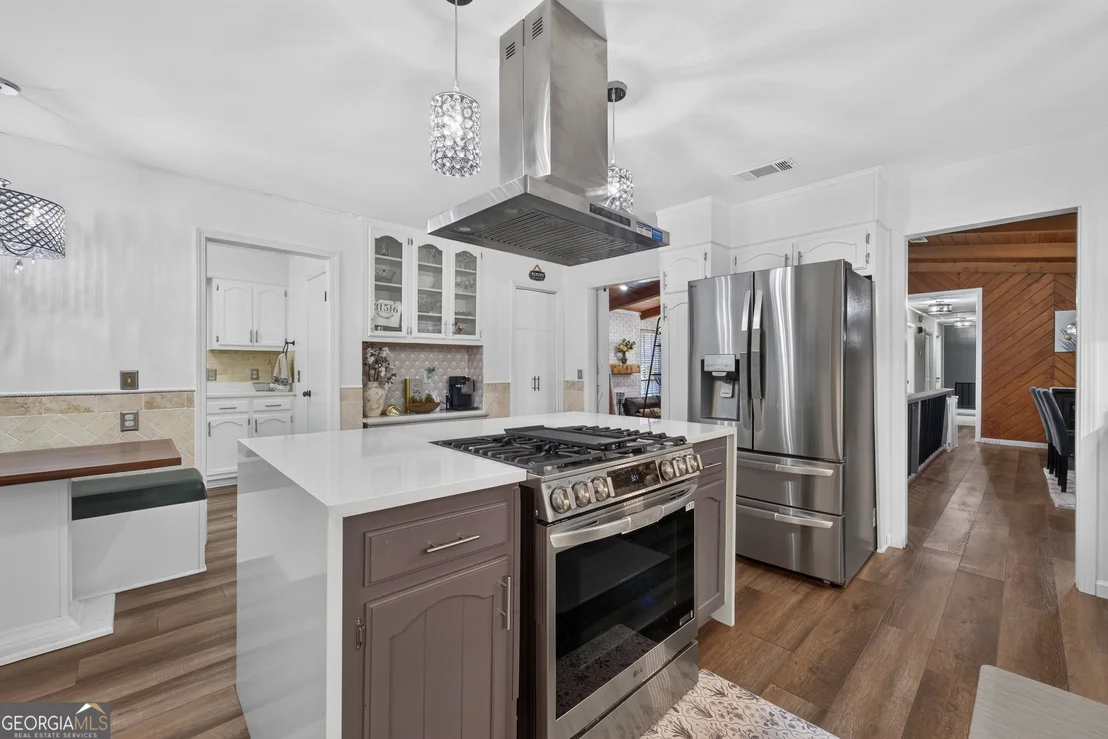 Photo of 5486 Bowen Road