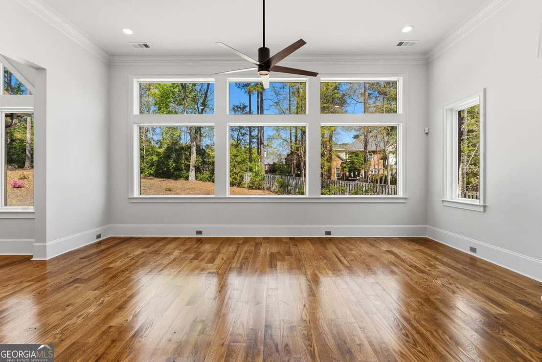 Photo of 607 W Lake Circle