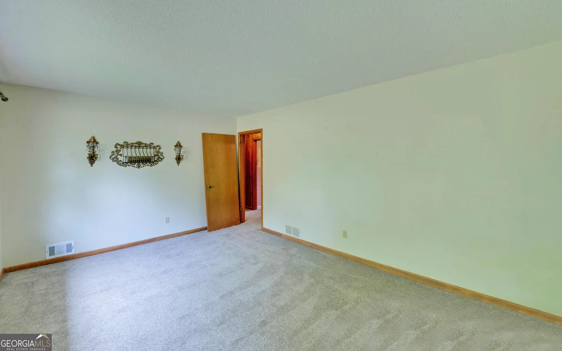 Photo of 586 Collins Road