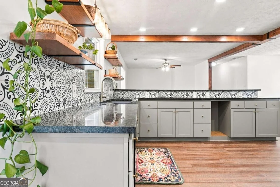 Photo of 408 White Way