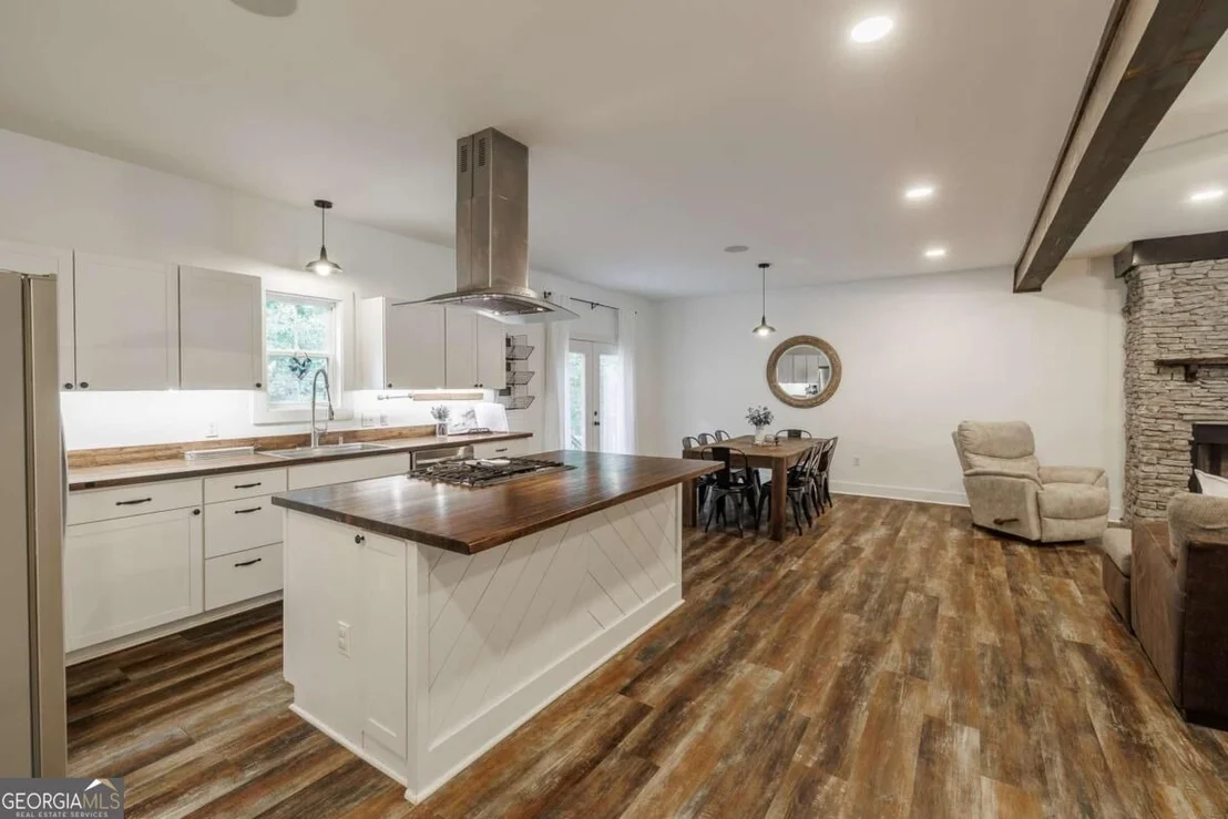 Photo of 930 James Holcomb Road