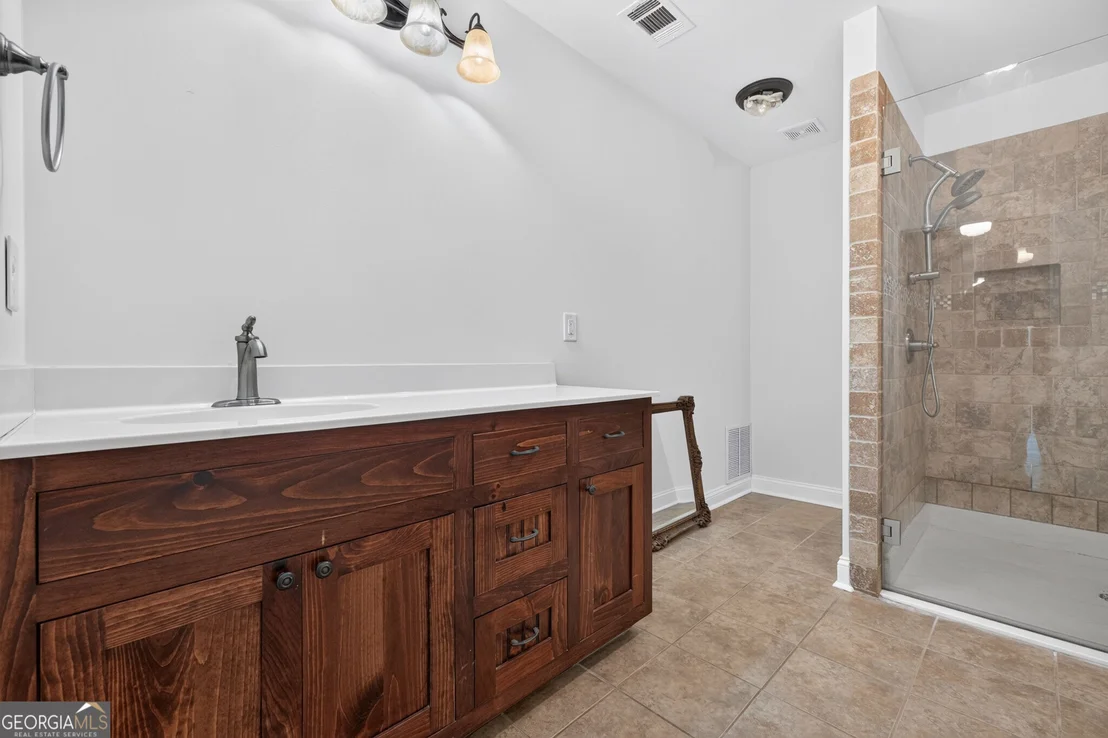 Photo of 406 Vineyard Road