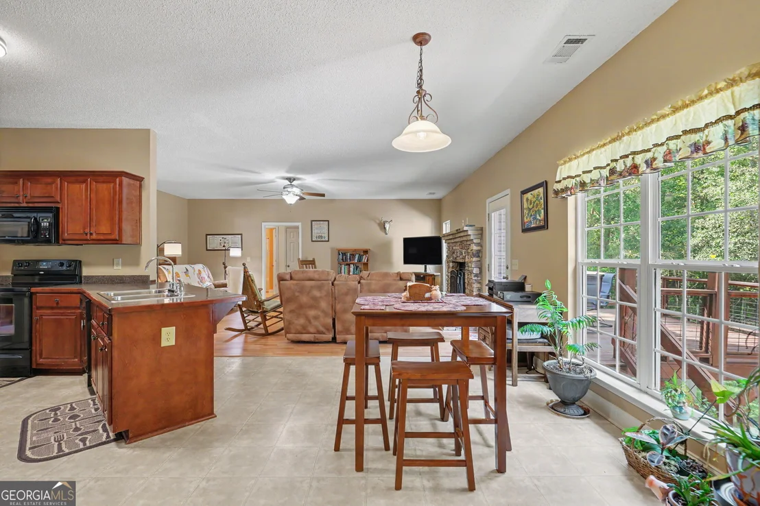Photo of 830 Lord Fleming Road
