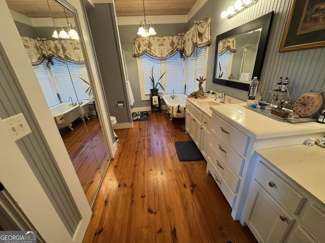 Photo of 284 River Road