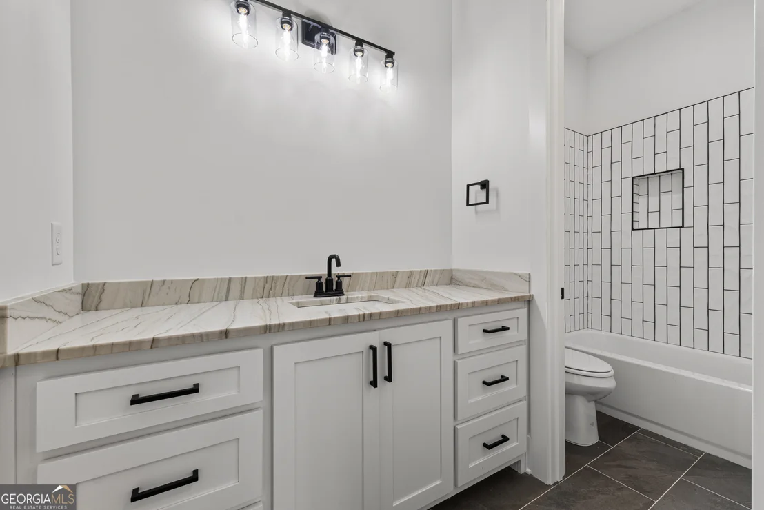 Photo of 681 Warren Road