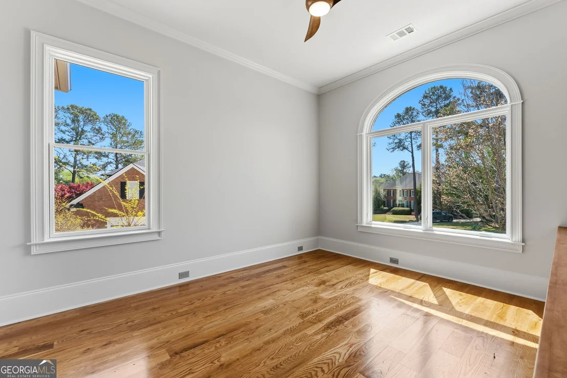 Photo of 607 W Lake Circle