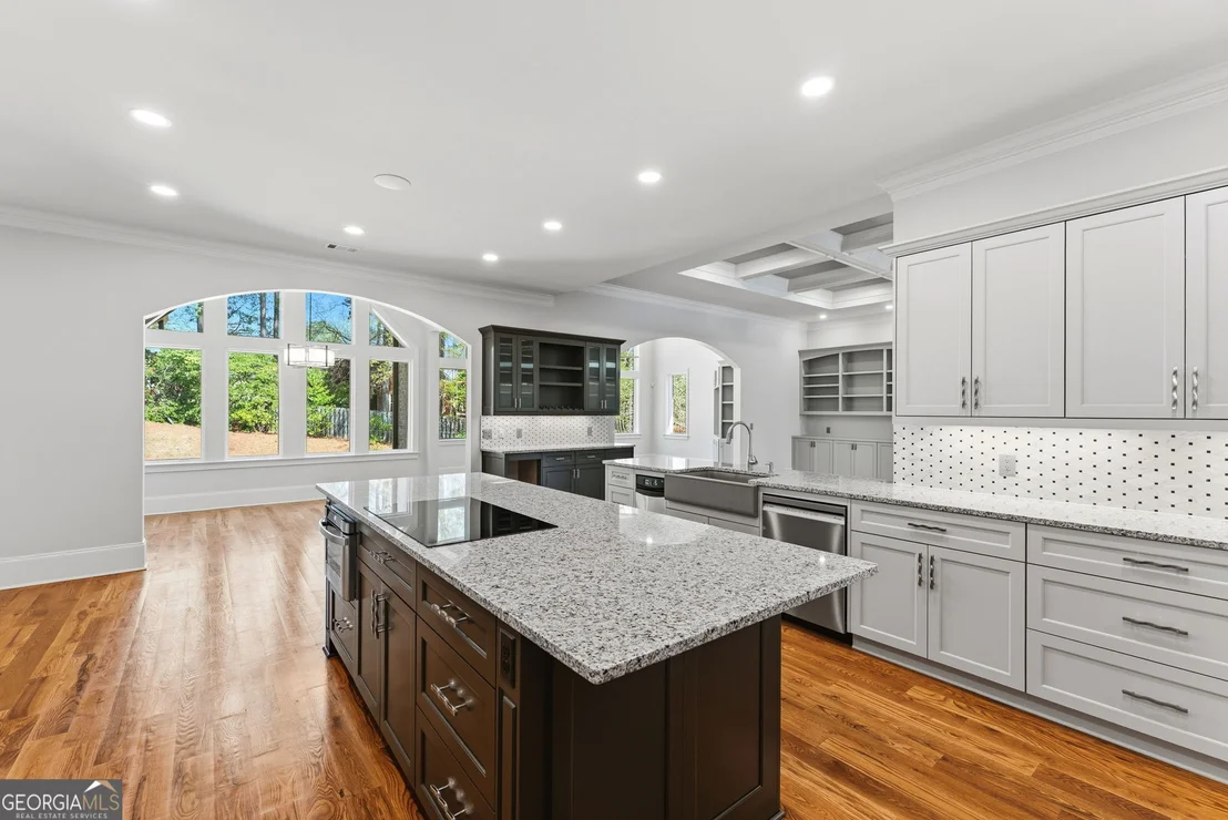 Photo of 607 W Lake Circle