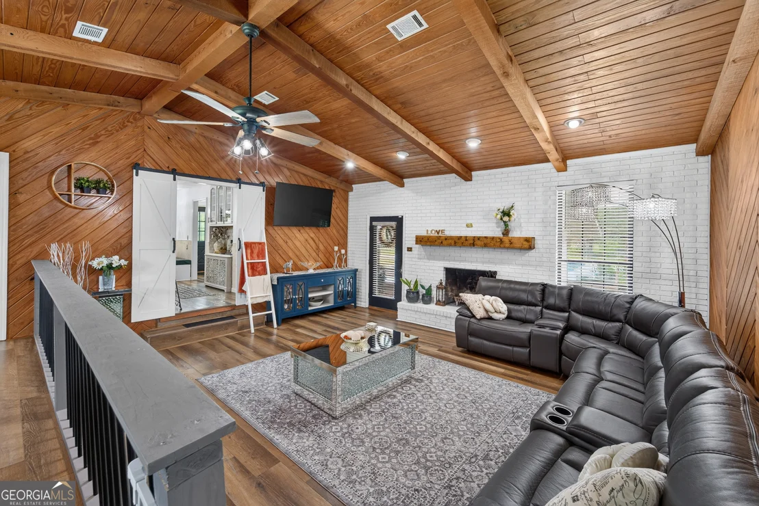 Photo of 5486 Bowen Road