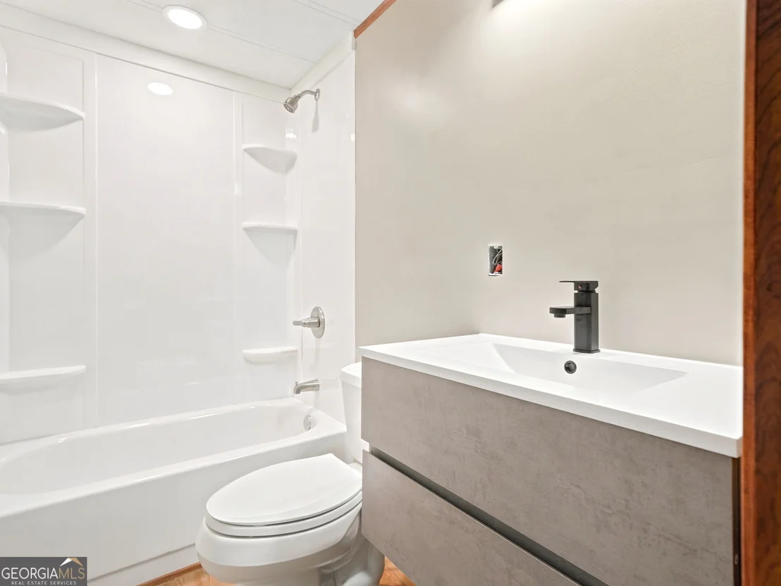 Photo of 370 Thompson Lane