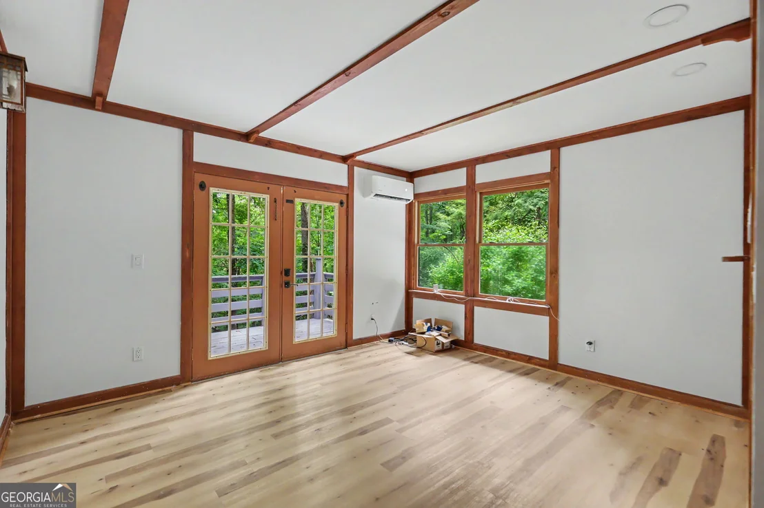 Photo of 996 Crestview Drive