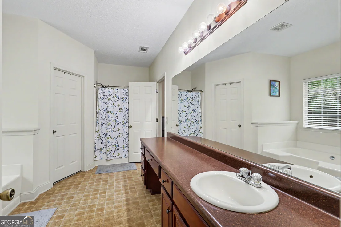 Photo of 830 Lord Fleming Road