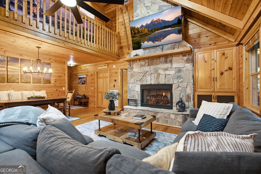 Photo of 464 Whispering Pine Lane