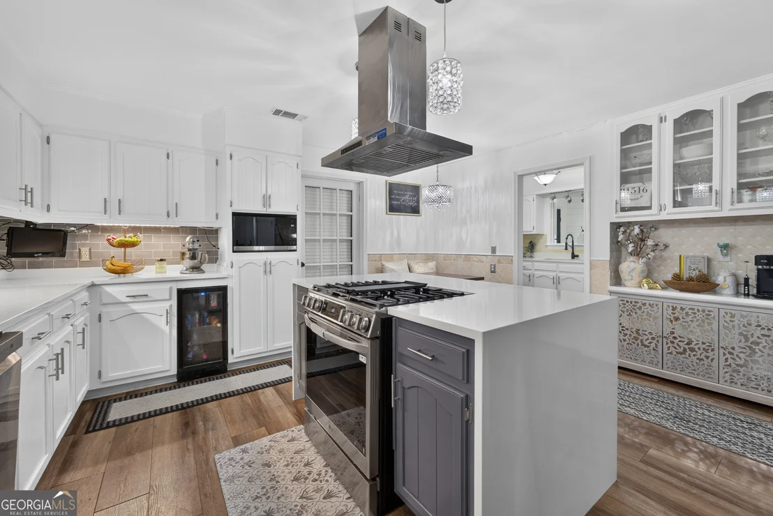 Photo of 5486 Bowen Road