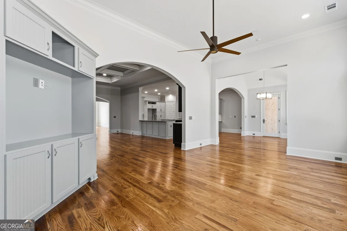 Photo of 607 W Lake Circle