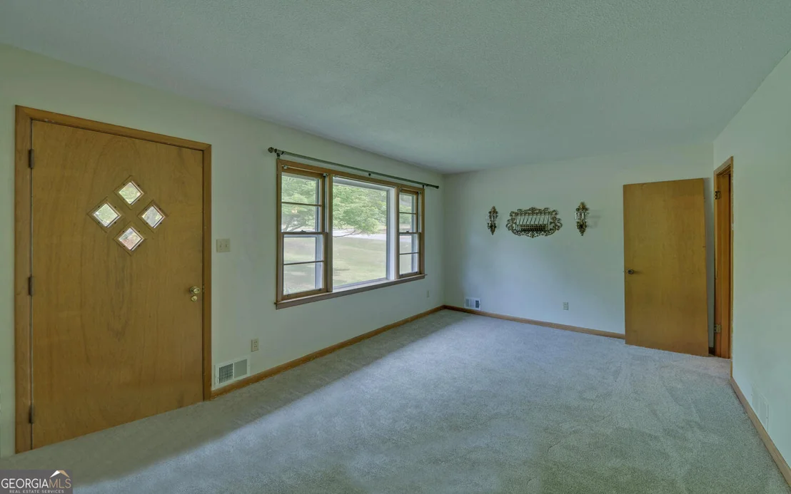 Photo of 586 Collins Road