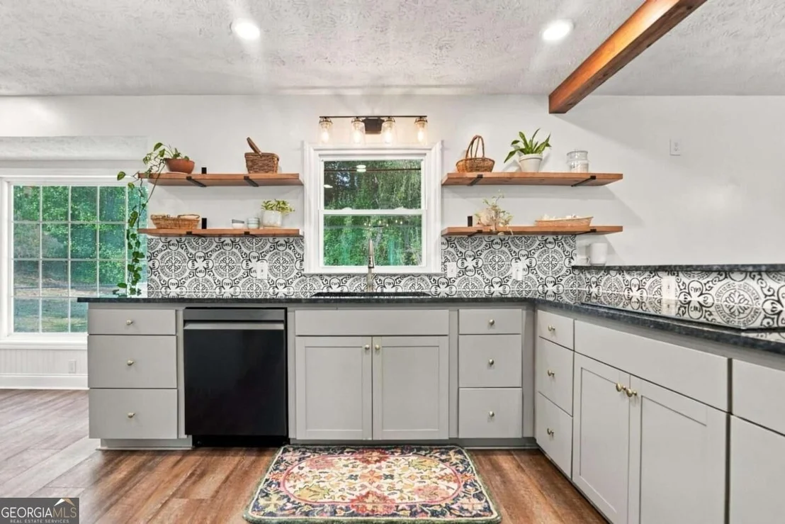 Photo of 408 White Way