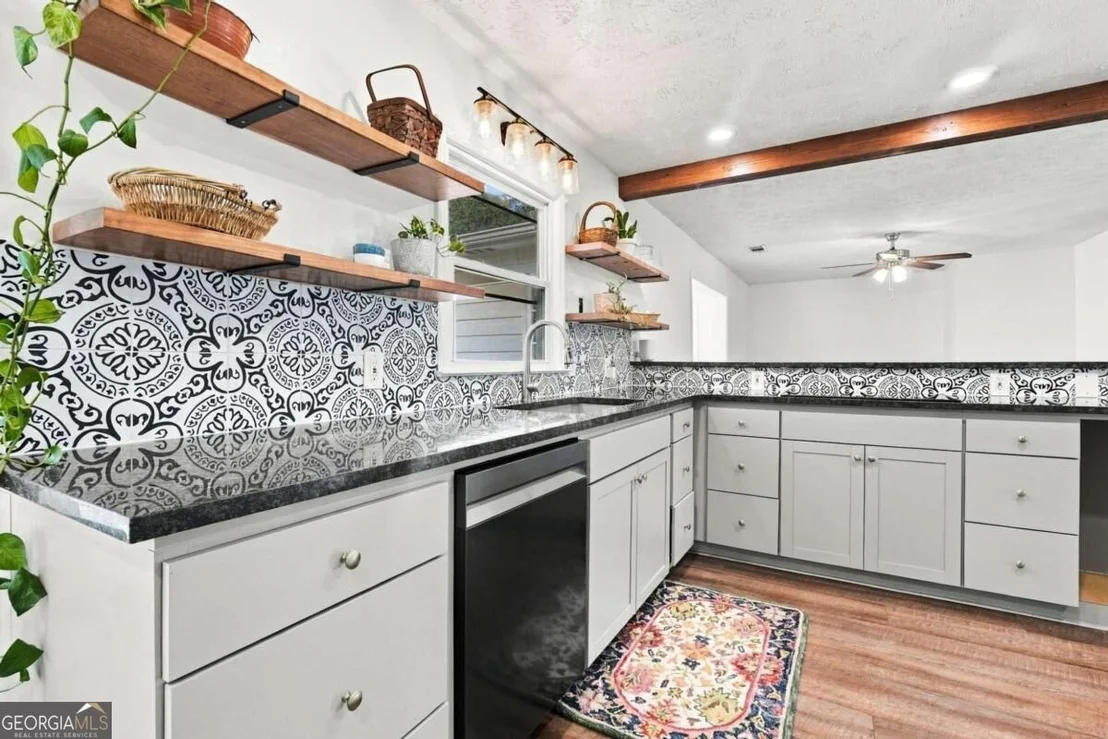 Photo of 408 White Way