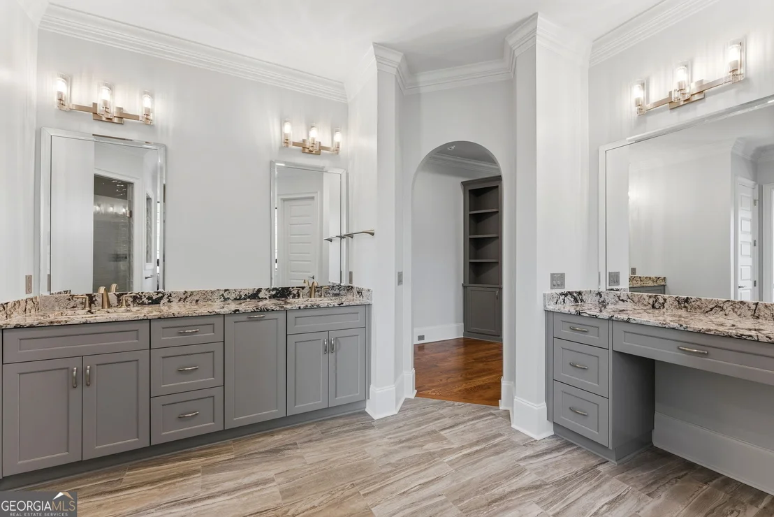Photo of 607 W Lake Circle