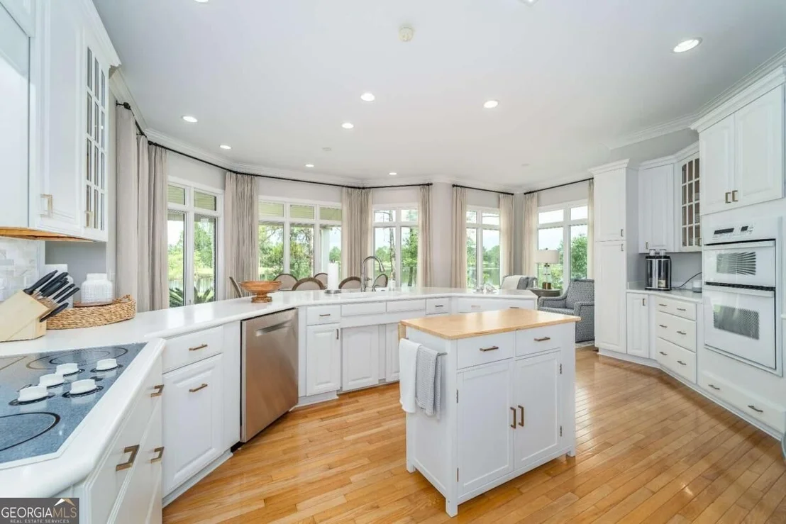 Photo of 161 Greentree Drive