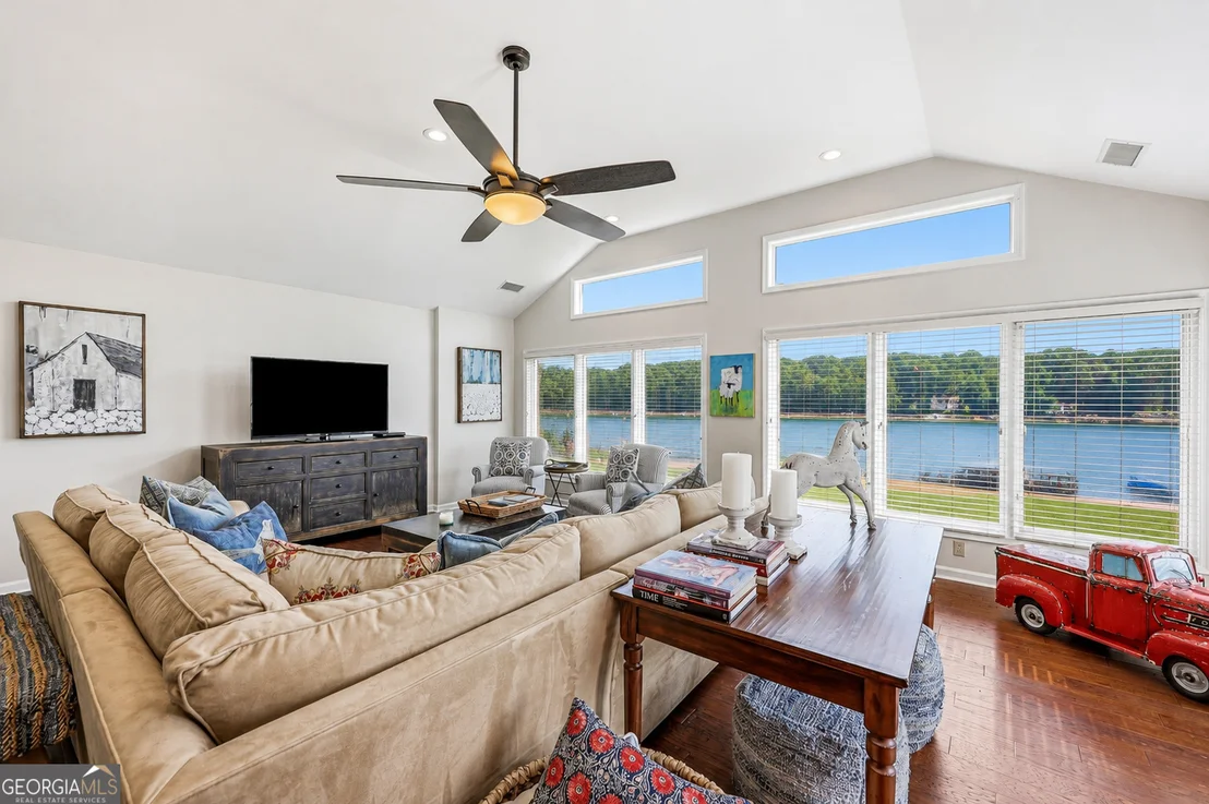 Photo of 3623 N River Road