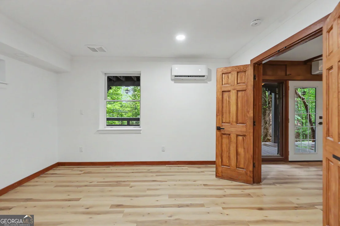 Photo of 996 Crestview Drive