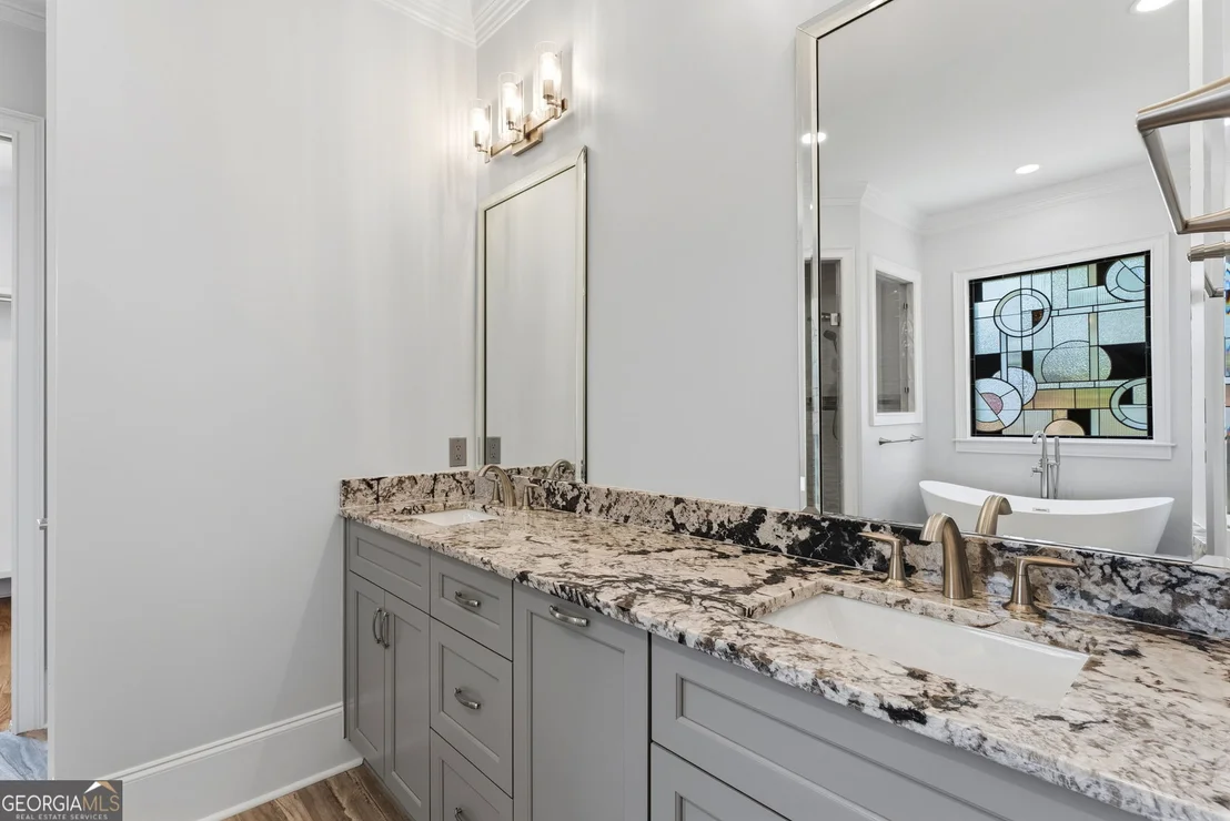 Photo of 607 W Lake Circle