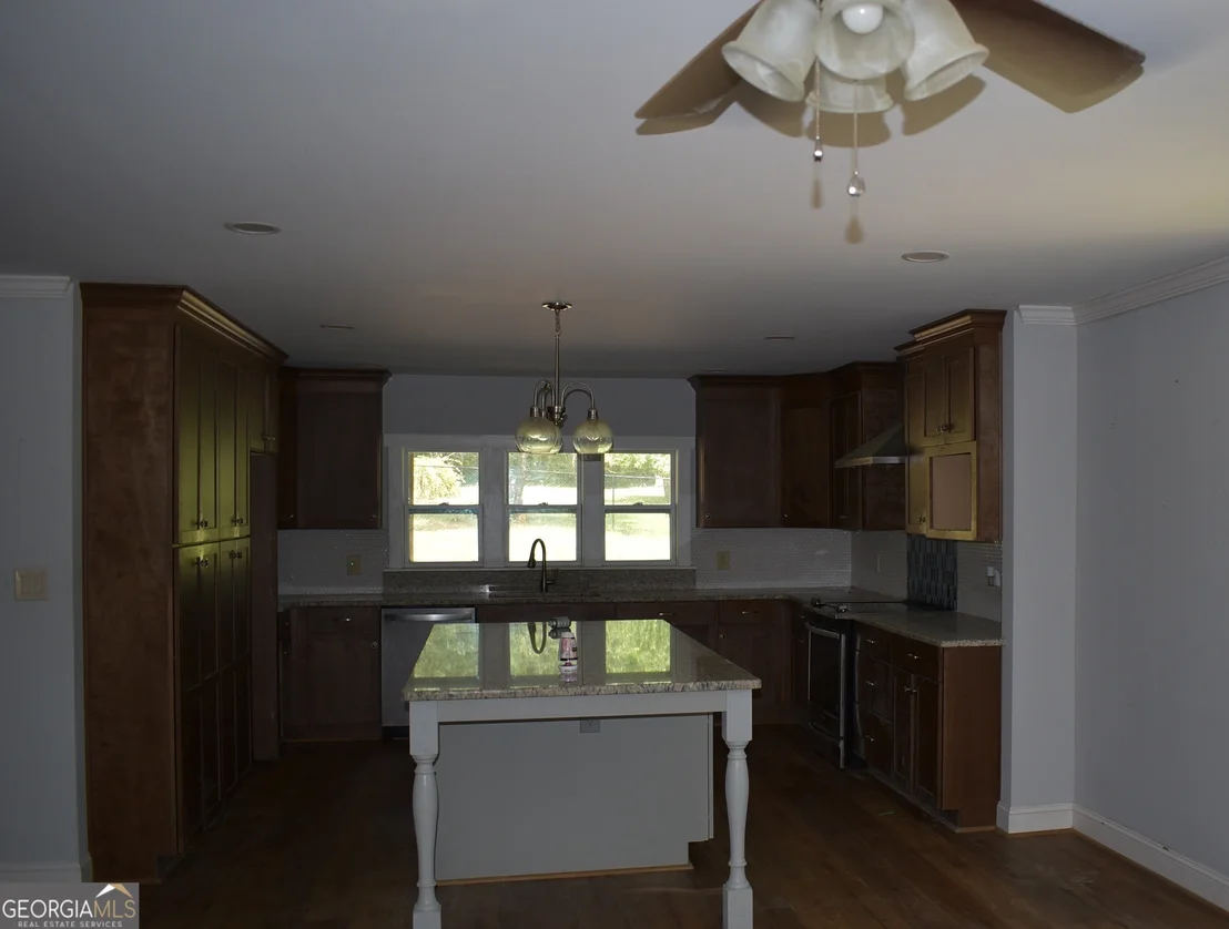 Photo of 1726 Highway 81 W