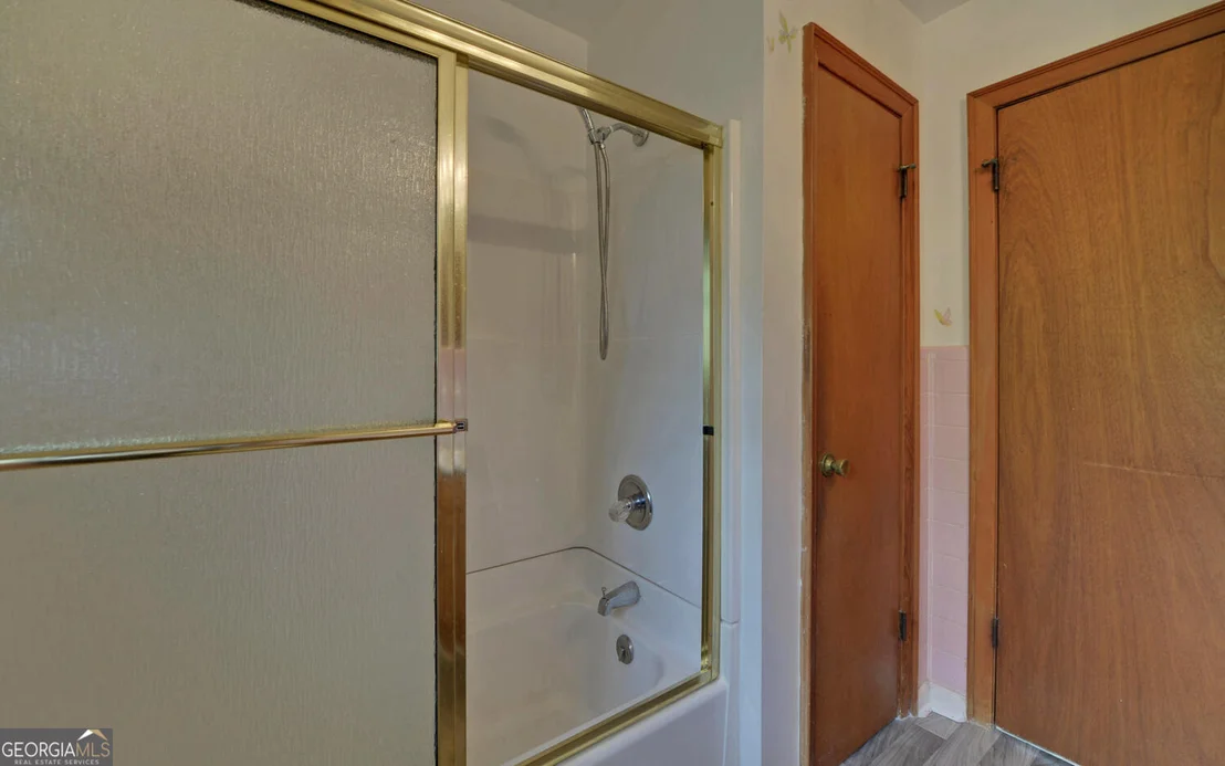 Photo of 586 Collins Road