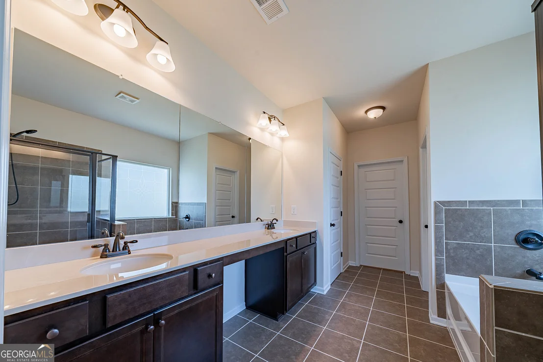 Photo of 10 Edgewater Court