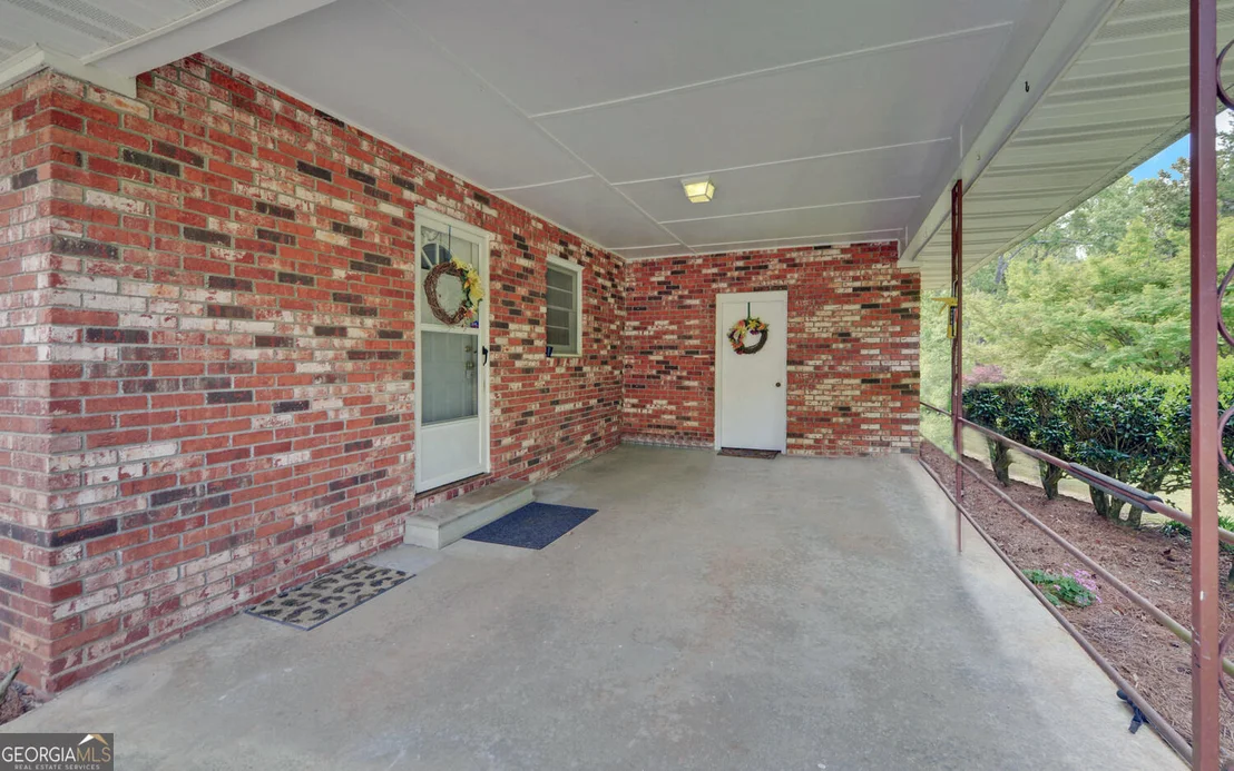 Photo of 586 Collins Road